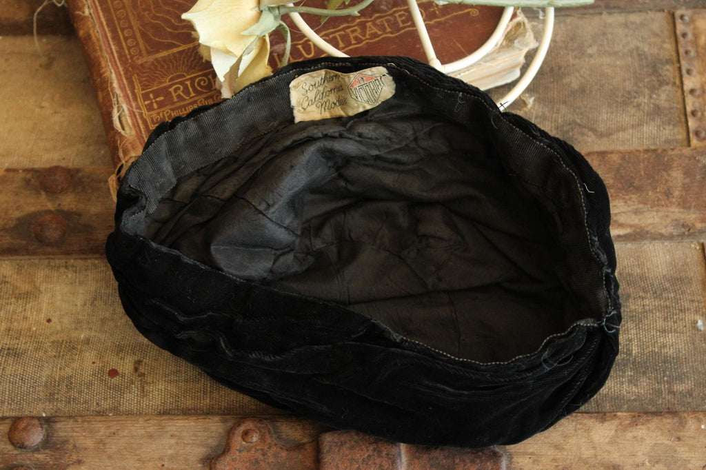 Vintage 1920s Cloche Hat in Black Velvet