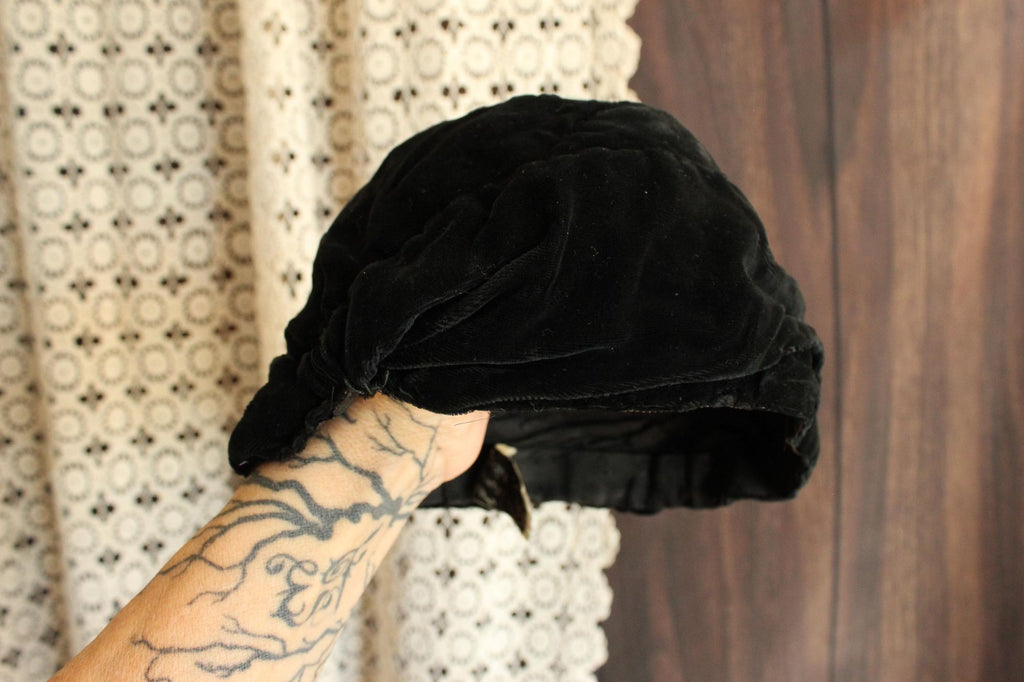 Vintage 1920s Cloche Hat in Black Velvet