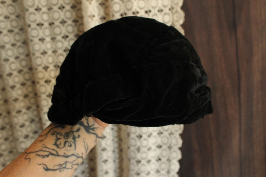 Vintage 1920s Cloche Hat in Black Velvet