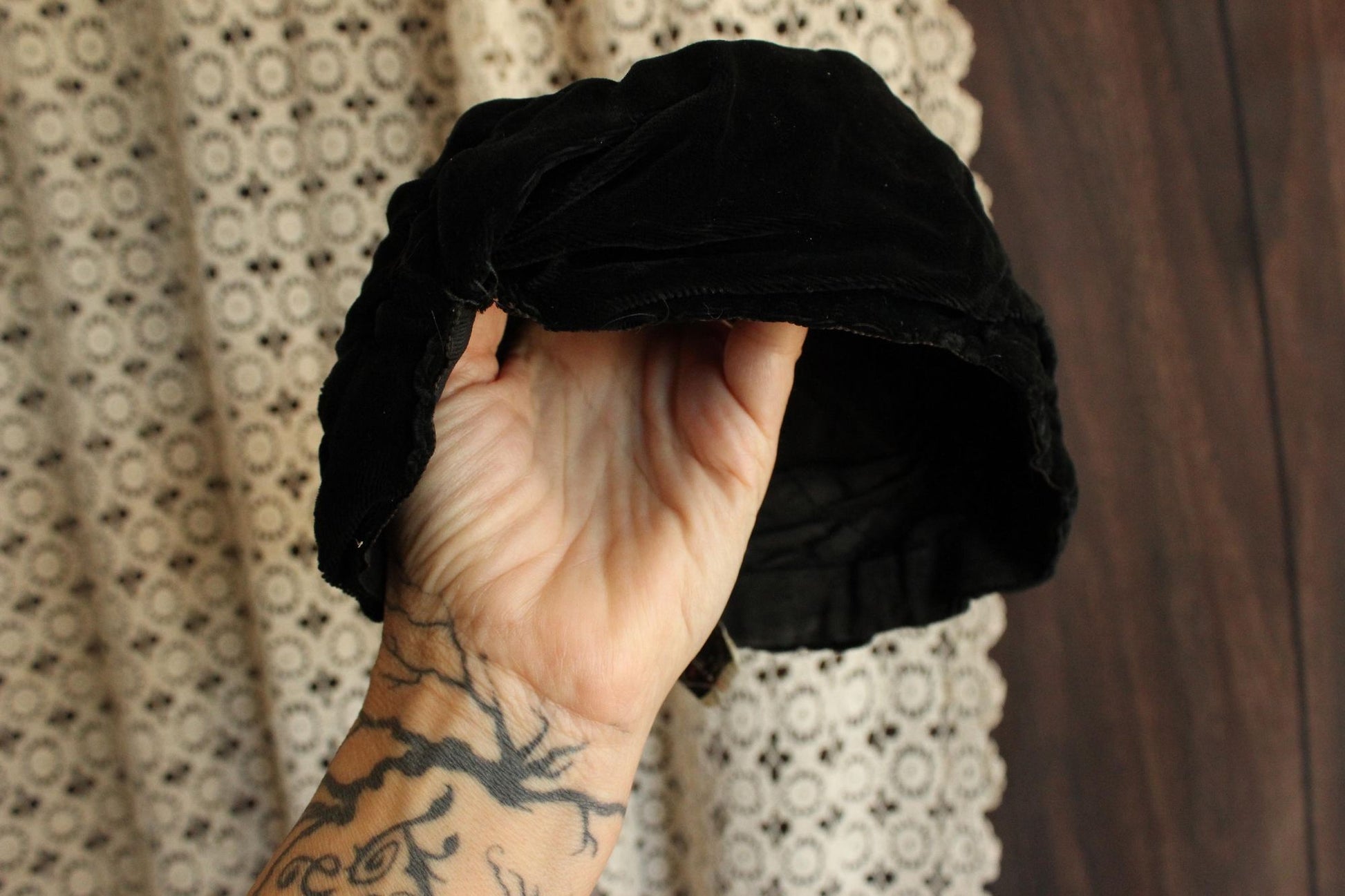 Vintage 1920s Cloche Hat in Black Velvet