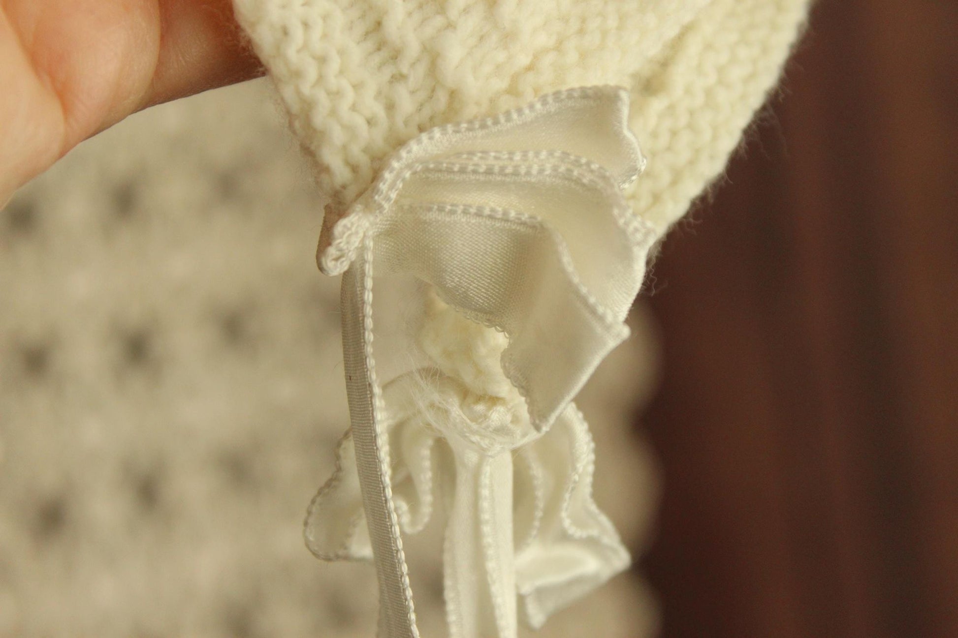 Vintage 1950s Winter White Knit baby bonnet with Ribbon Ties