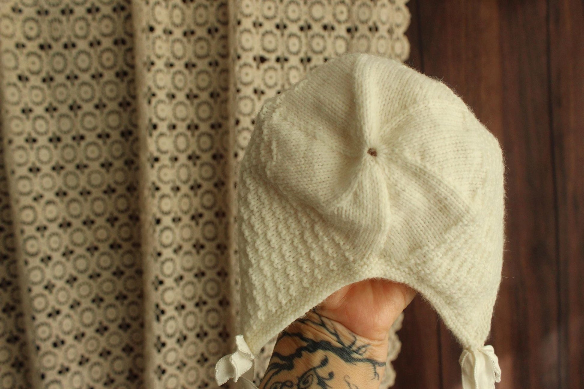 Vintage 1950s Winter White Knit baby bonnet with Ribbon Ties