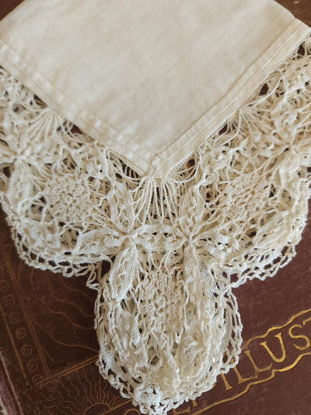 Vintage Antique 1910s Linen Handkerchief with Handmade Lace Border