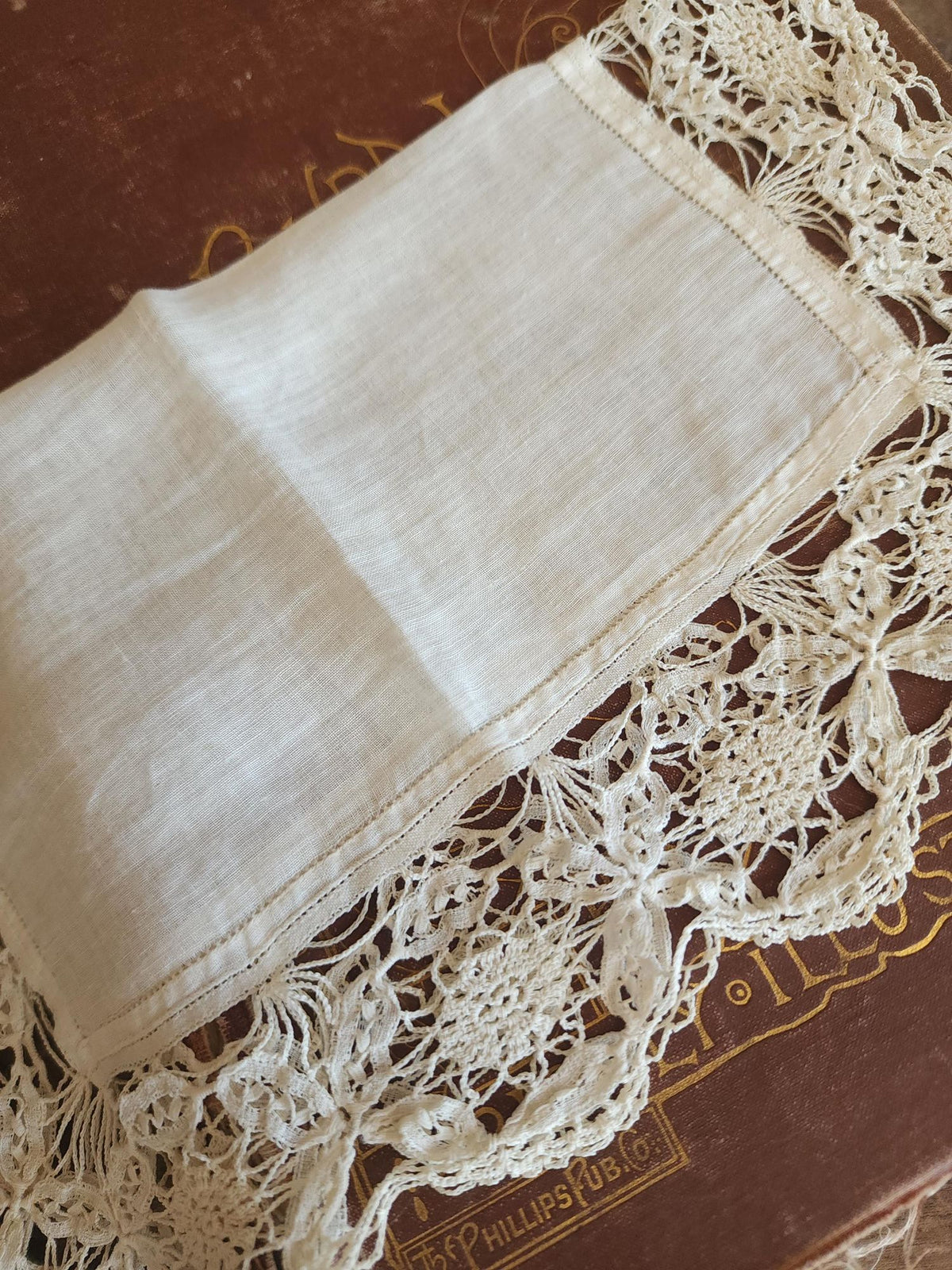 Vintage Antique 1910s Linen Handkerchief with Handmade Lace Border