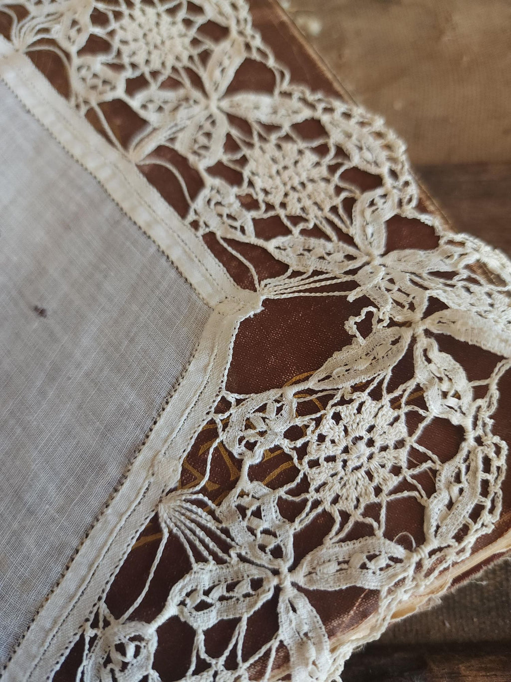 Vintage Antique 1910s Linen Handkerchief with Handmade Lace Border