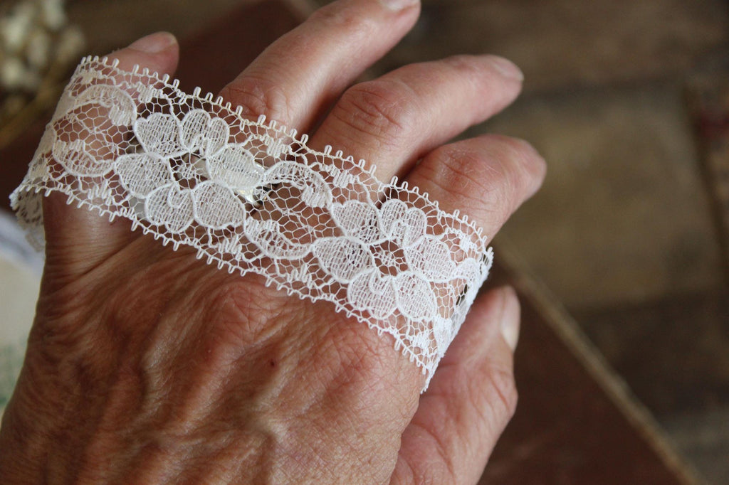 Vintage 1980s White Raschel Floral Lace Trim, Offray 3 Yards, 1.25" Wide