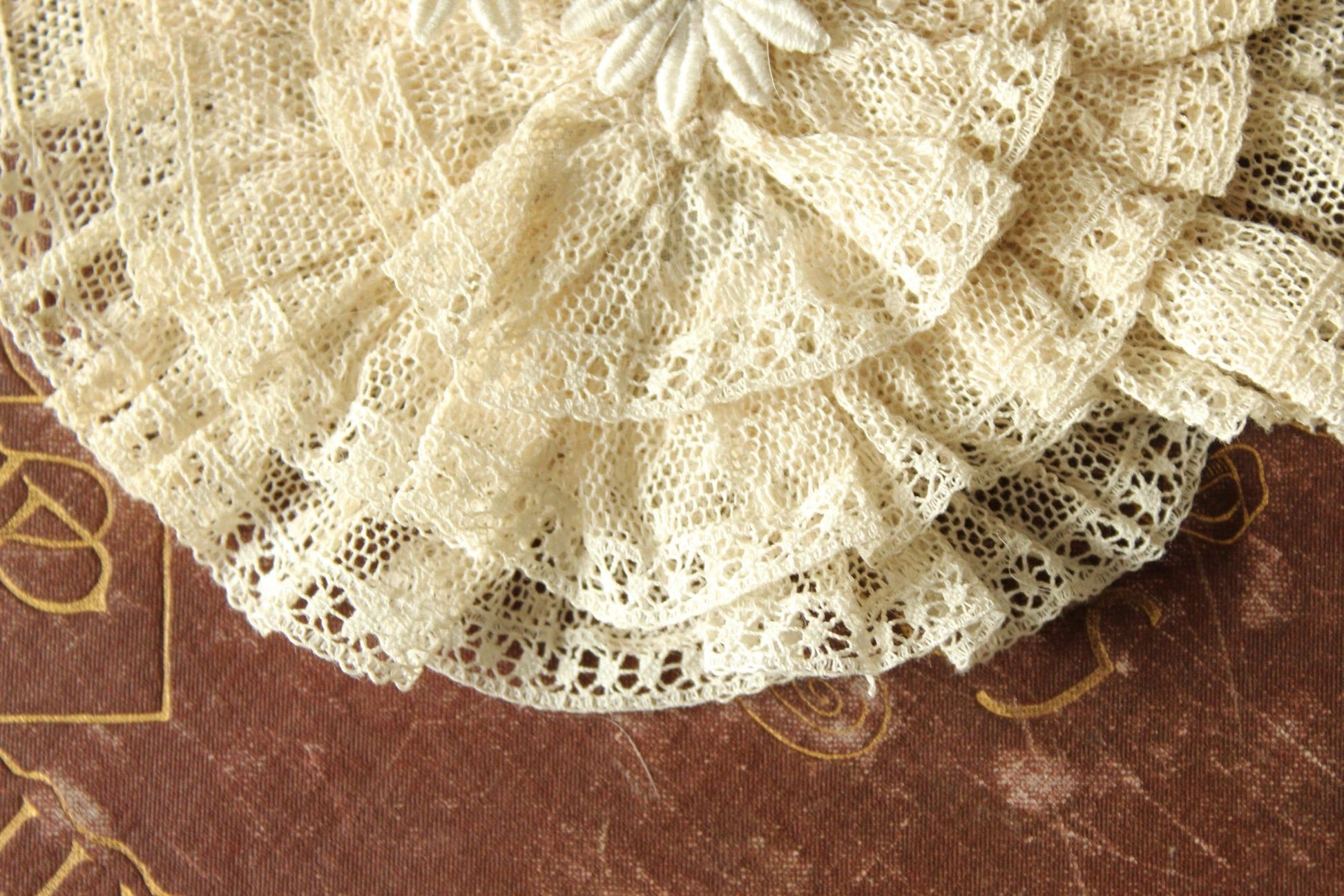 Vintage 1940s 1950s Ivory Lace Bow
