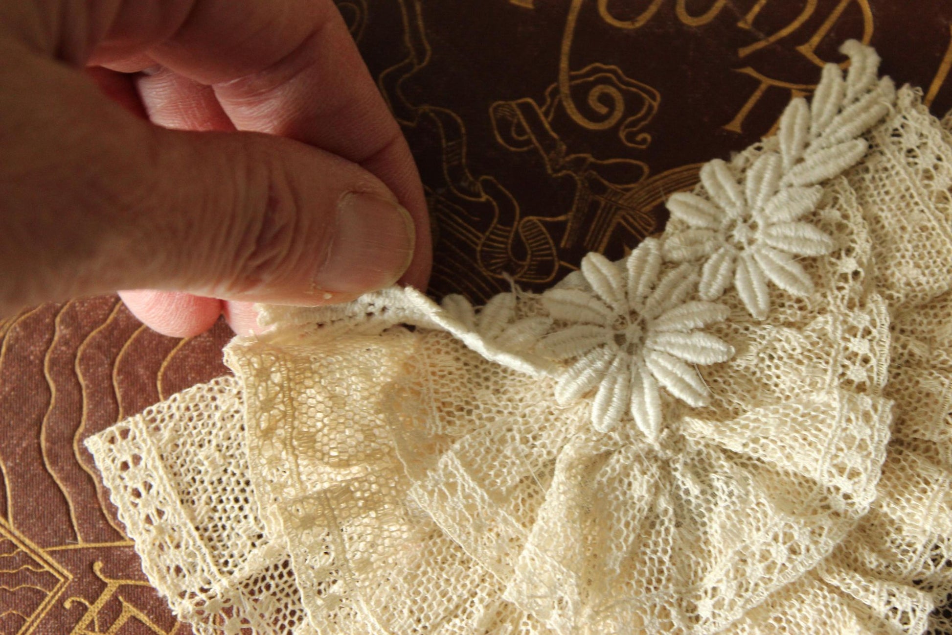 Vintage 1940s 1950s Ivory Lace Bow