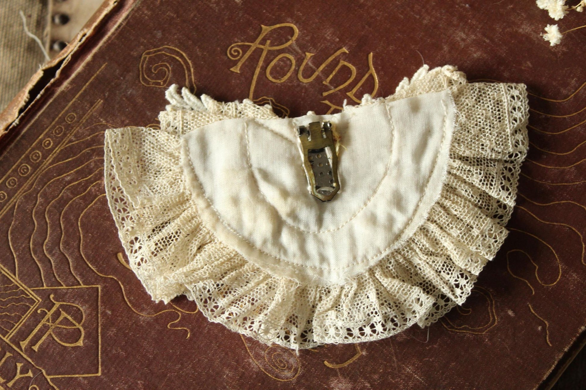 Vintage 1940s 1950s Ivory Lace Bow