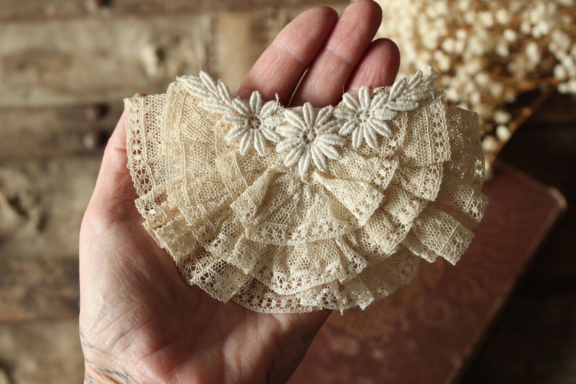 Vintage 1940s 1950s Ivory Lace Bow