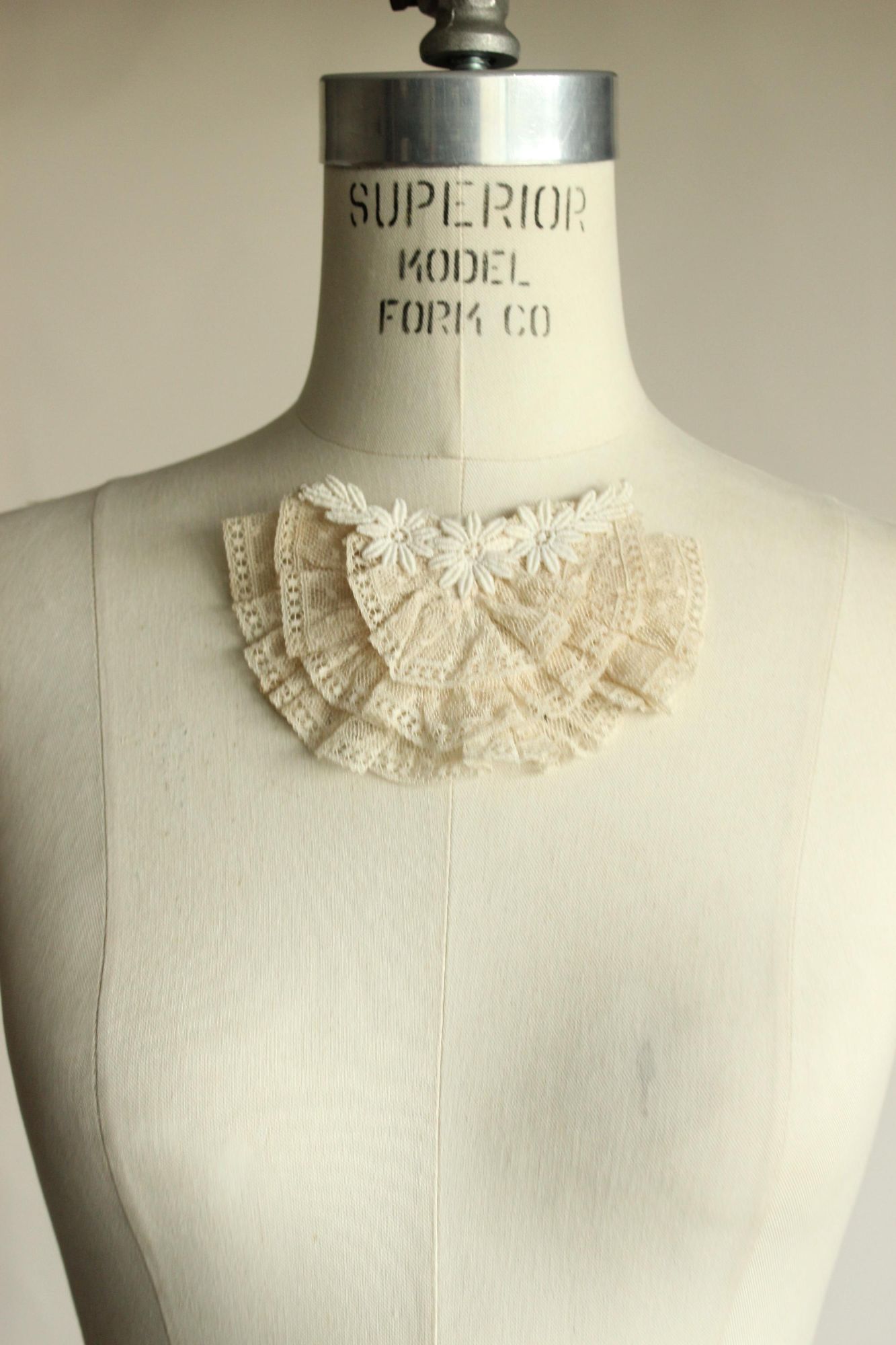 Vintage 1940s 1950s Ivory Lace Bow