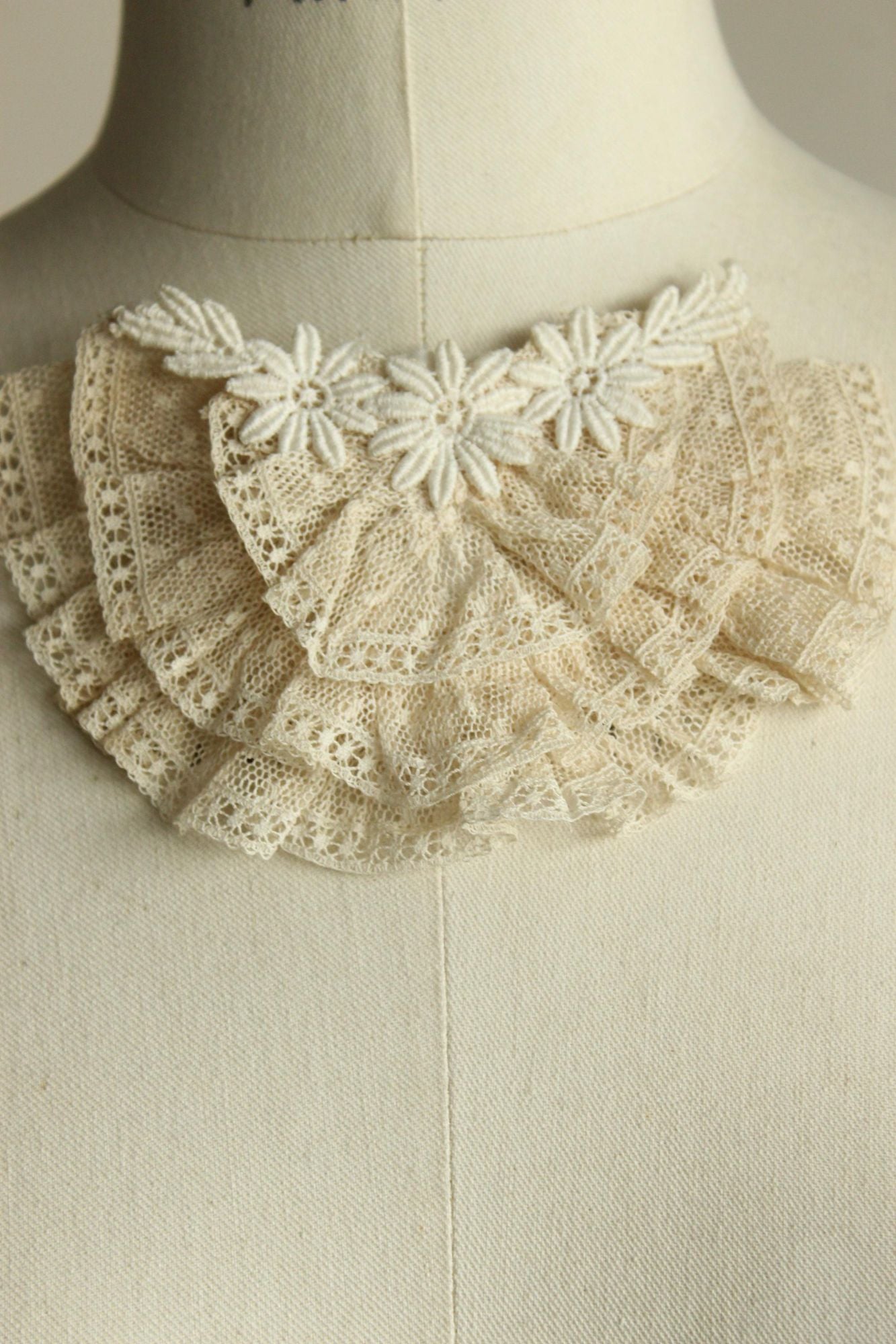 Vintage 1940s 1950s Ivory Lace Bow