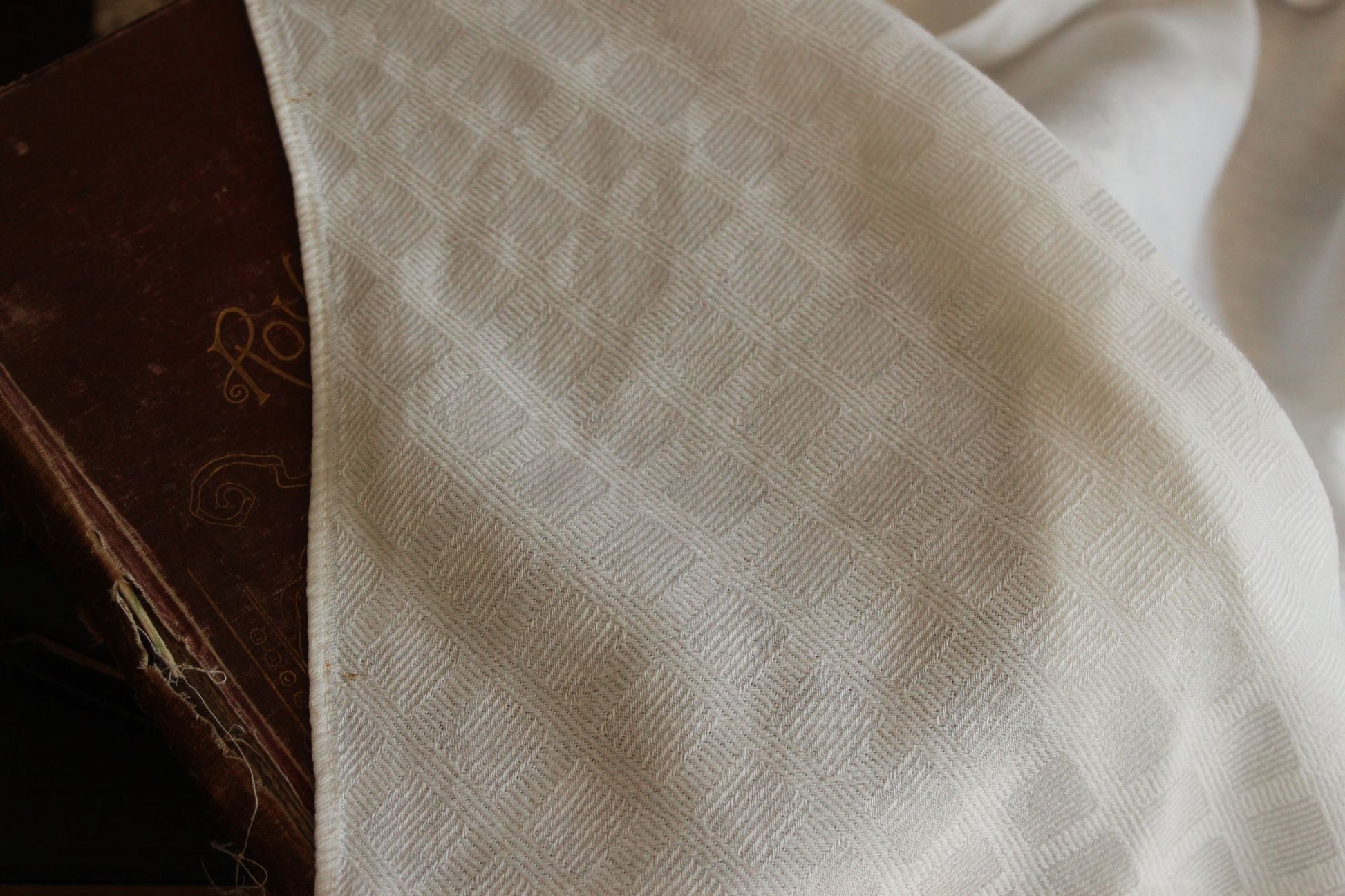 Vintage 1950s 1960s White Damask Rectangular Tablecloth With Rose Pattern