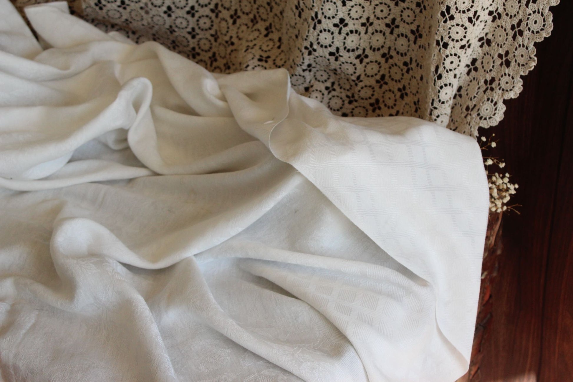 Vintage 1950s 1960s White Damask Rectangular Tablecloth With Rose Pattern