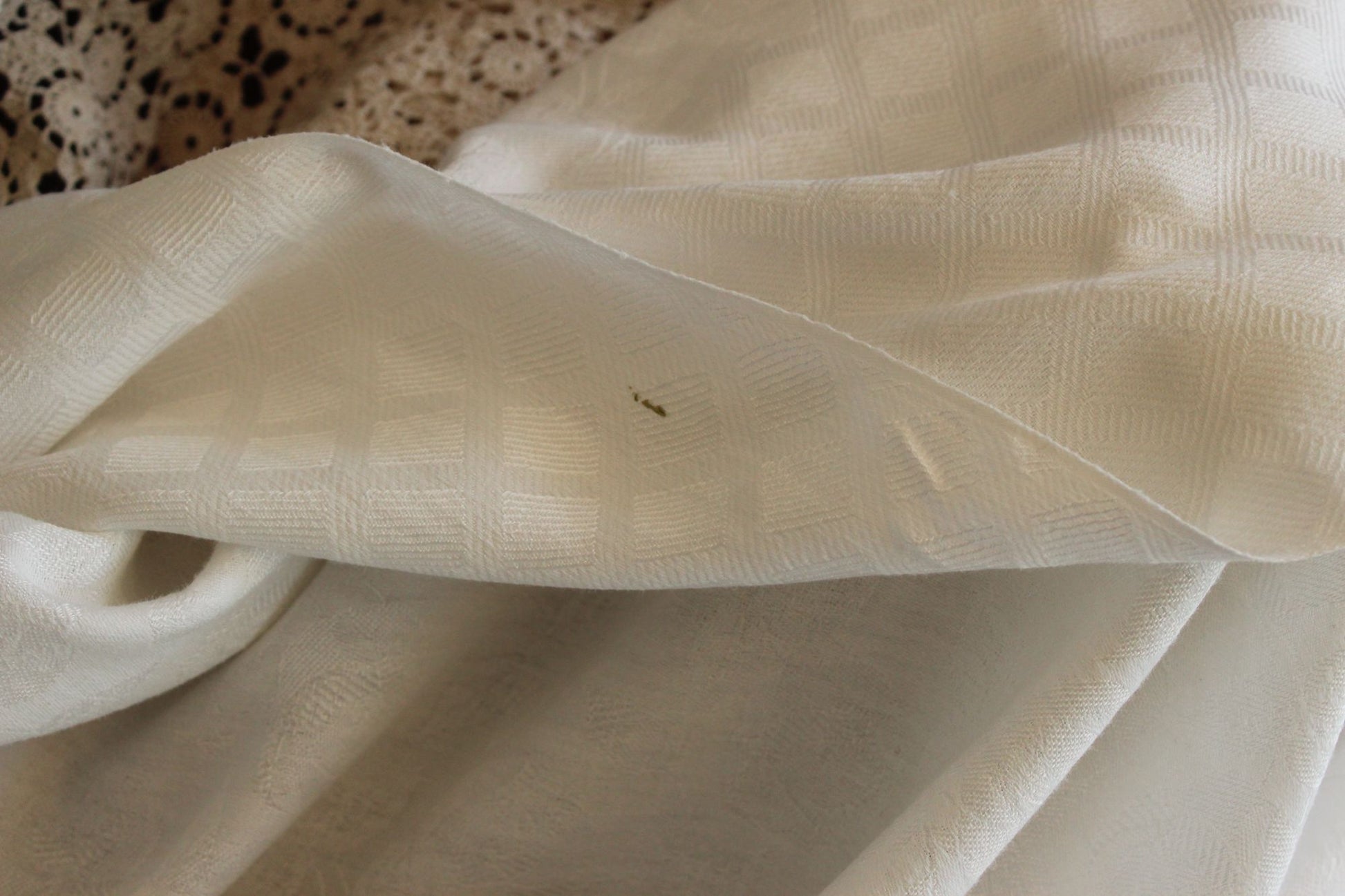 Vintage 1950s 1960s White Damask Rectangular Tablecloth With Rose Pattern