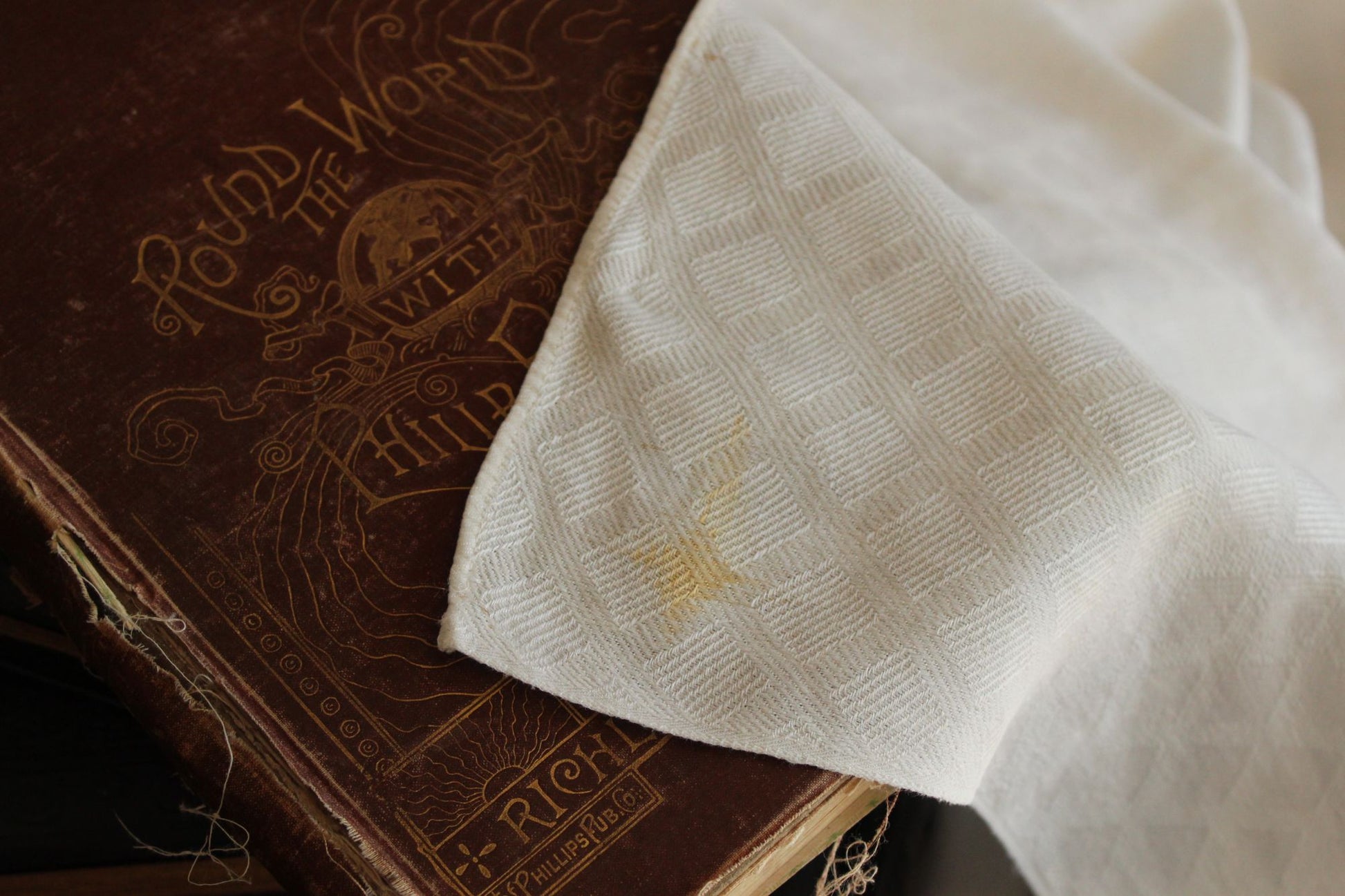 Vintage 1950s 1960s White Damask Rectangular Tablecloth With Rose Pattern