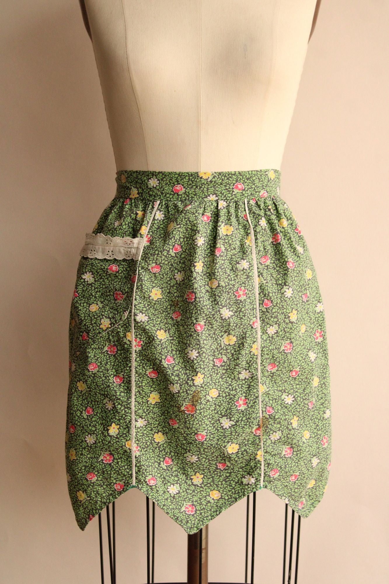 Vintage 1950s Apron with Pocket and Eyelet Lace Trim