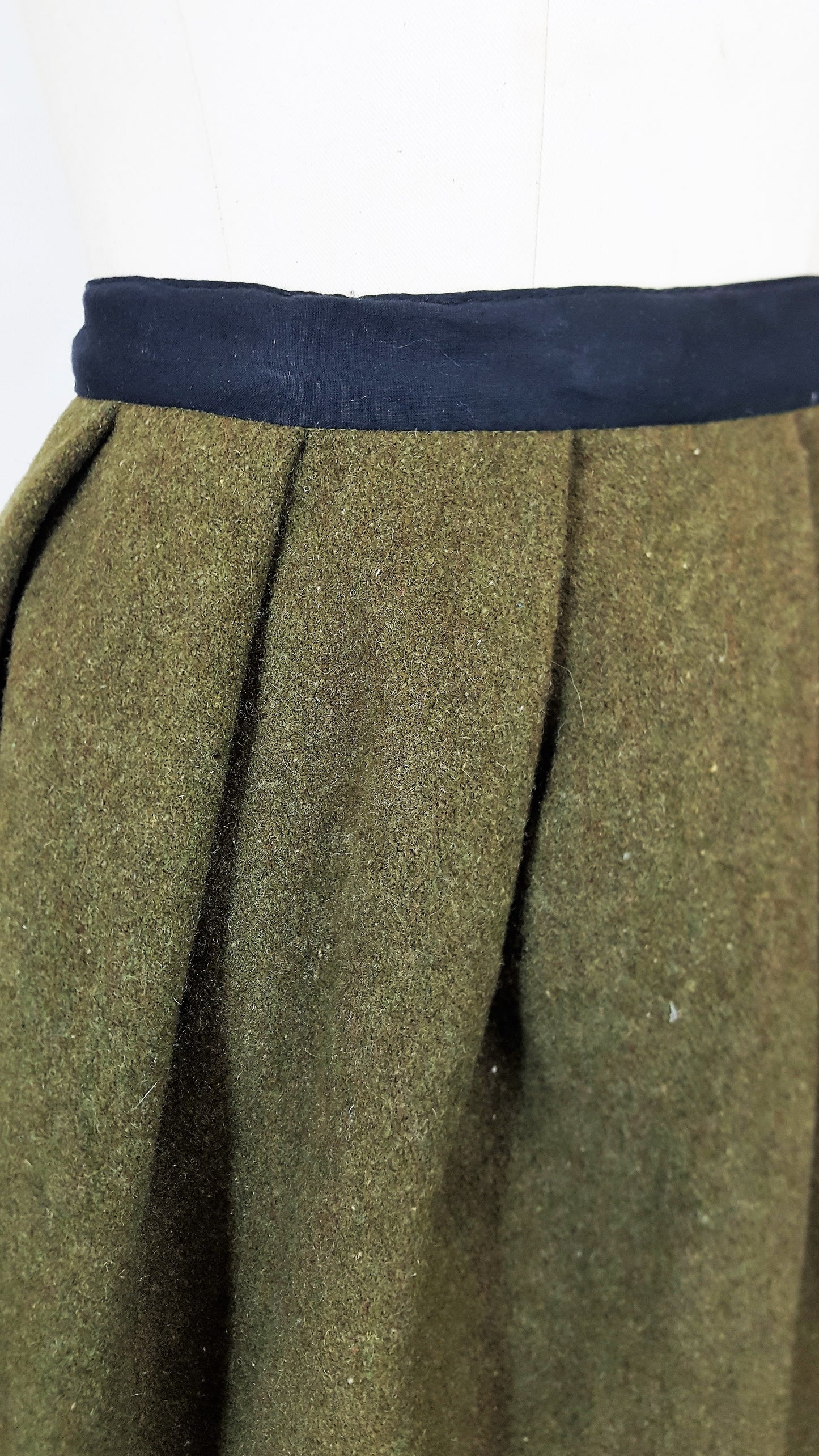 Vintage 1960s Green Wool Skirt With Pleats