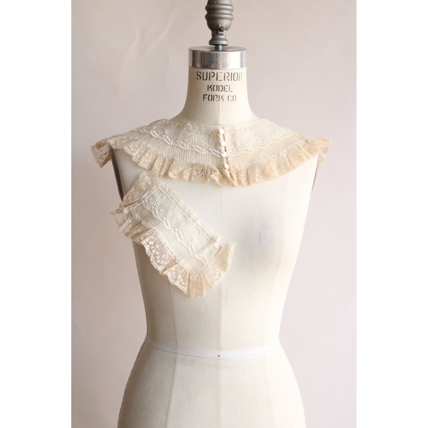Vintage 1900s 1910s Collar in Beige Lace