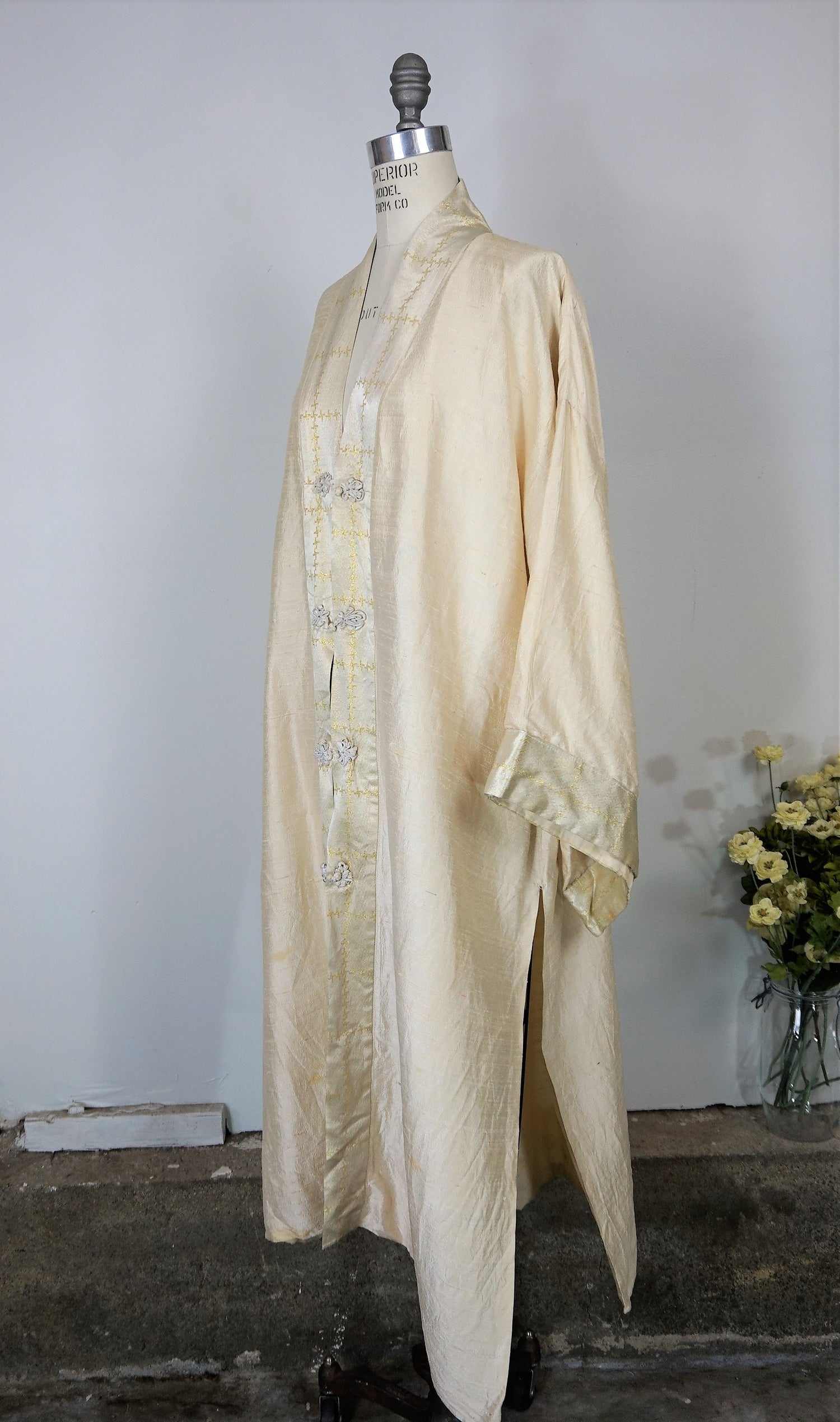 Vintage 1960s Chinese Coat / Silk Oriental Duster in Gold And Ivory