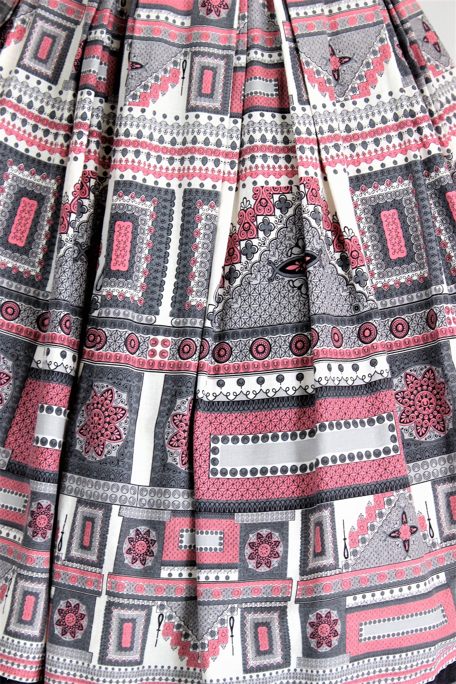 Vintage 1950s Full Skirt Novelty Print in Pink Black Gray And White Cotton