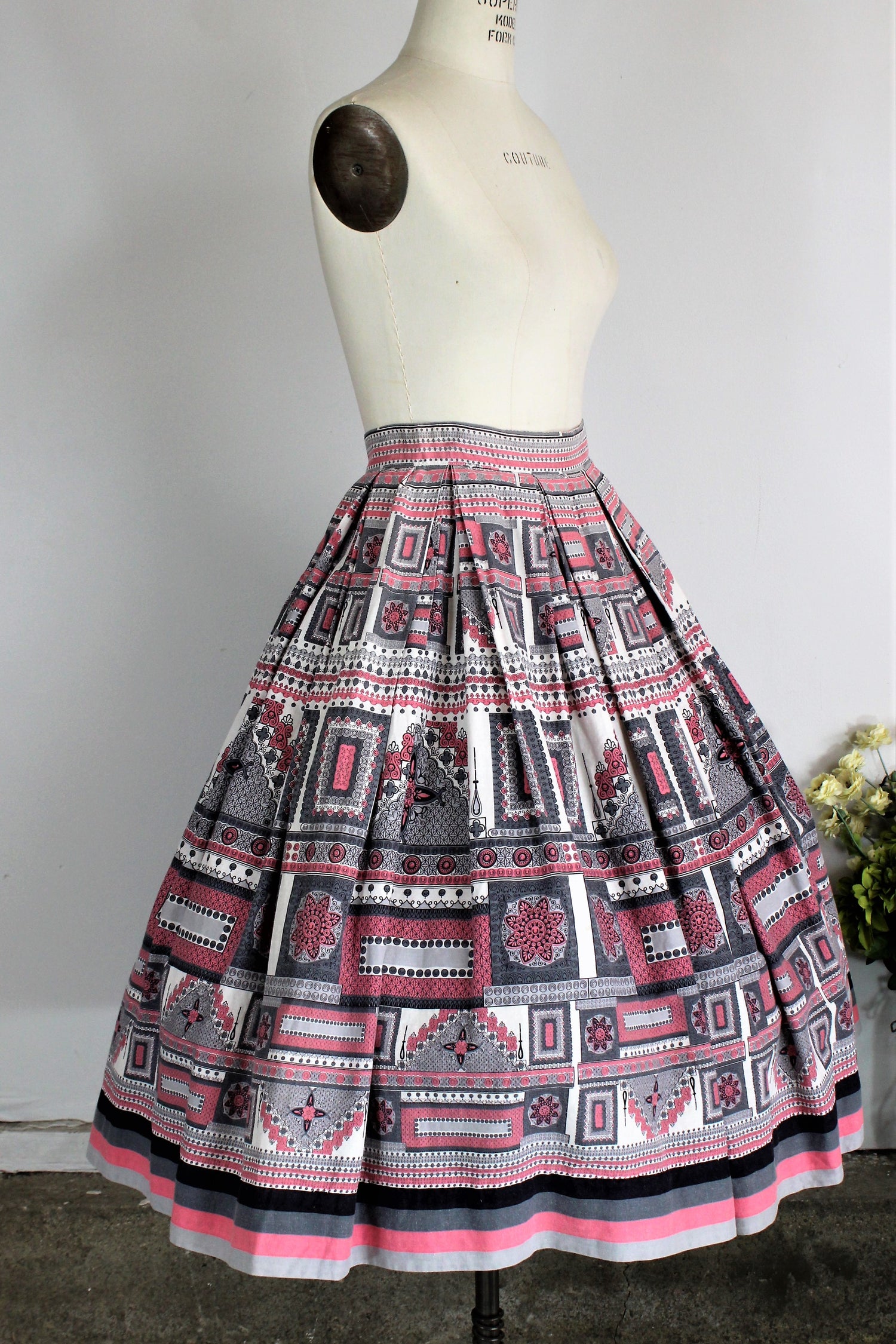 Vintage 1950s Full Skirt Novelty Print in Pink Black Gray And White Cotton