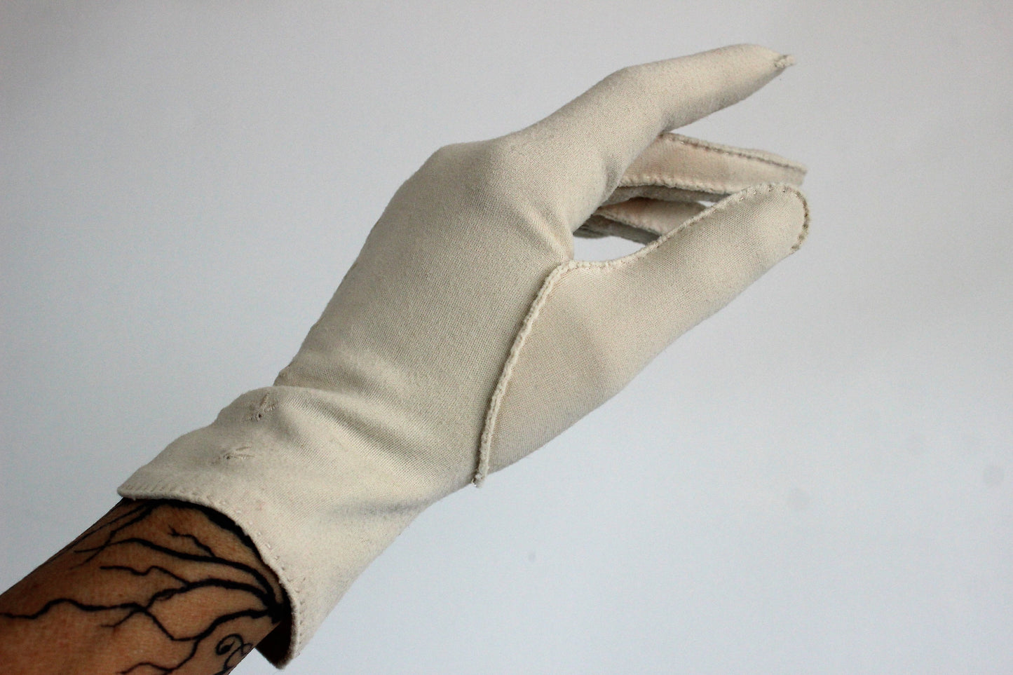 Vintage 1950s 1960s Tan Gloves Embroidered Trim