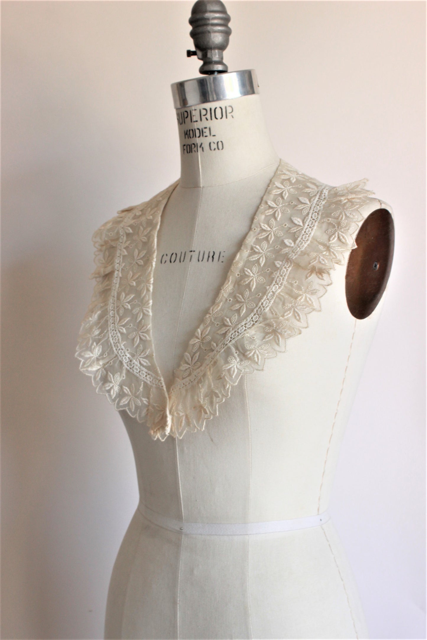 Vintage Early 1900s Collar in Ivory Lace