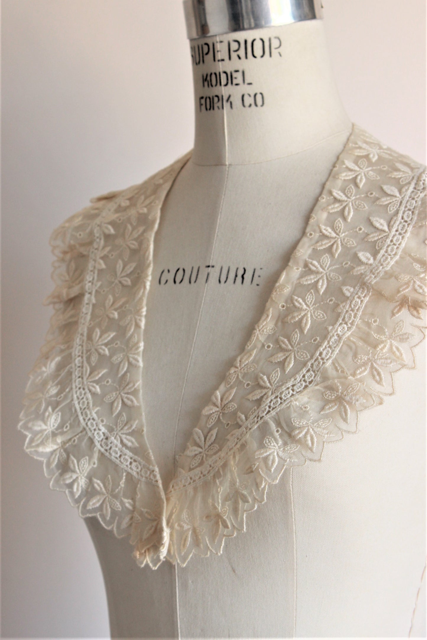 Vintage Early 1900s Collar in Ivory Lace