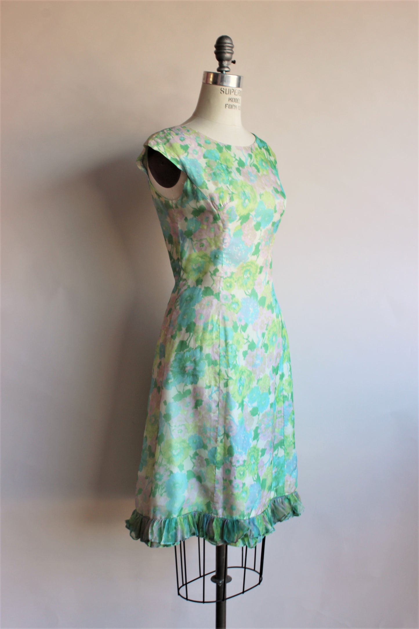 Vintage 1960s Floral Print Dress With Ruffle Hem – Toadstool Farm Vintage