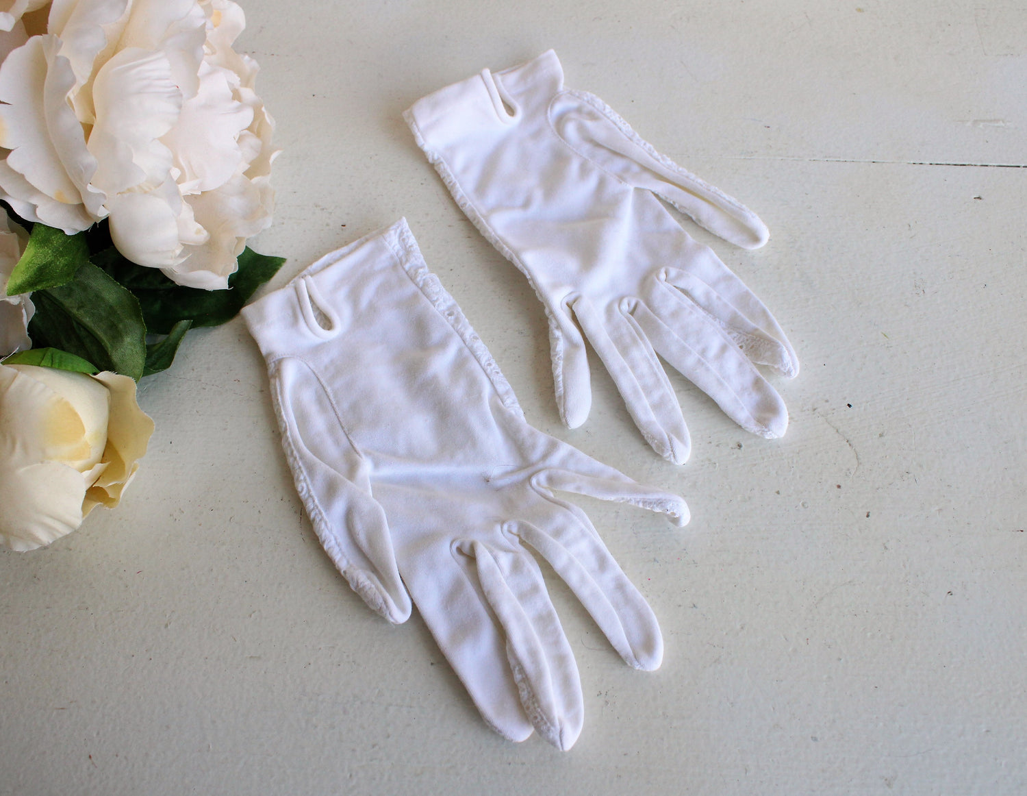 Vintage 1950s 1960s White Gloves with Floral Eyelet