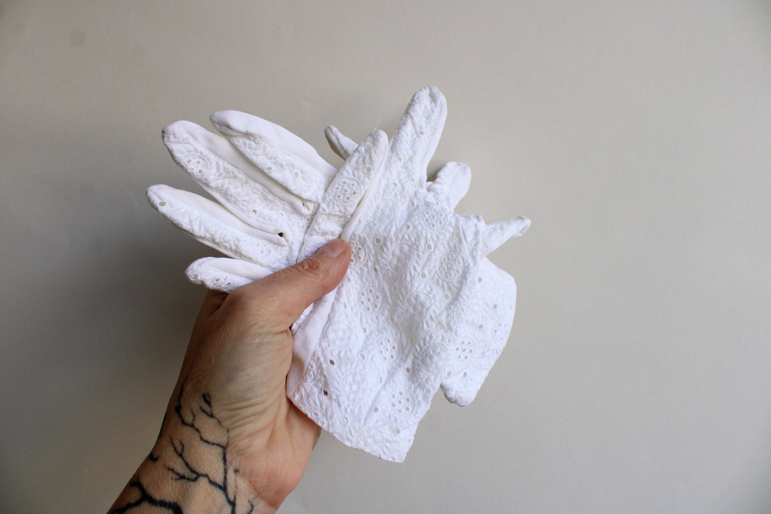 Vintage 1950s 1960s White Gloves with Floral Eyelet