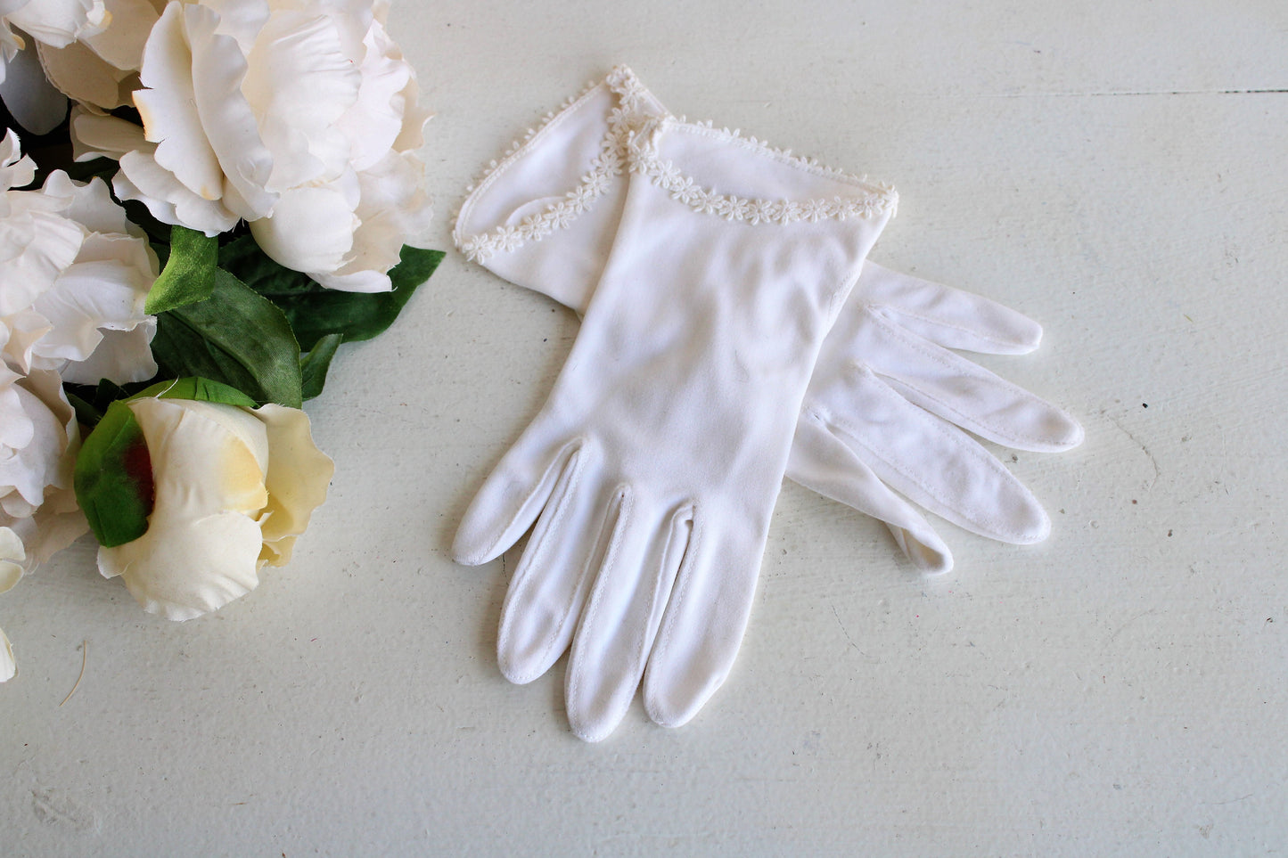 Vintage Daisy Trim 1950s 1960s Gloves