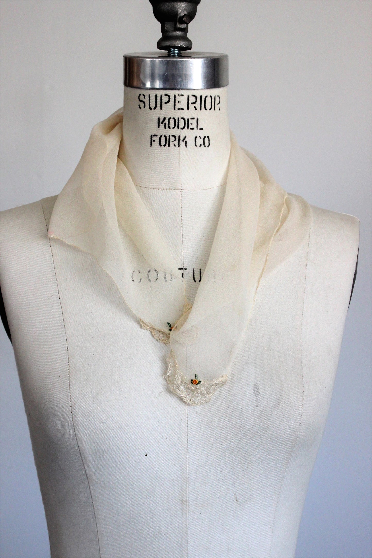 Vintage 1930s 1940s Ivory Scarf With Lace Trim