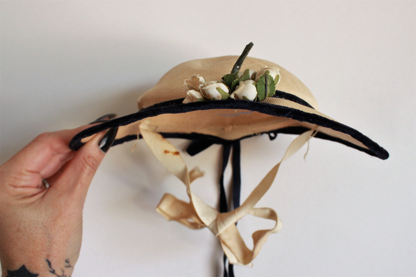 Vintage 1940s Straw Hat with Velvet Ribbon Trim and Flowers