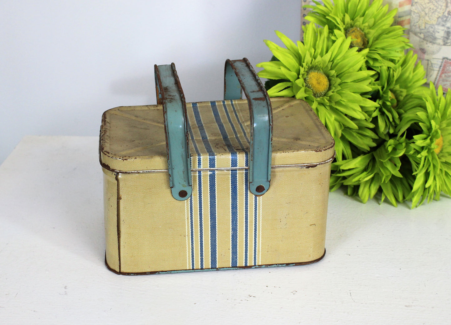 Vintage 1950s Lunchbox Tin With Tray and Lid