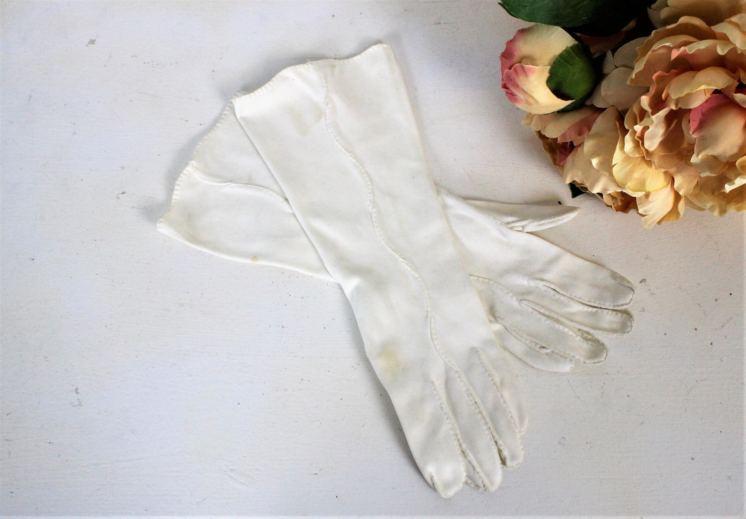 Vintage 1950s 1960s White Elbow Length Gloves