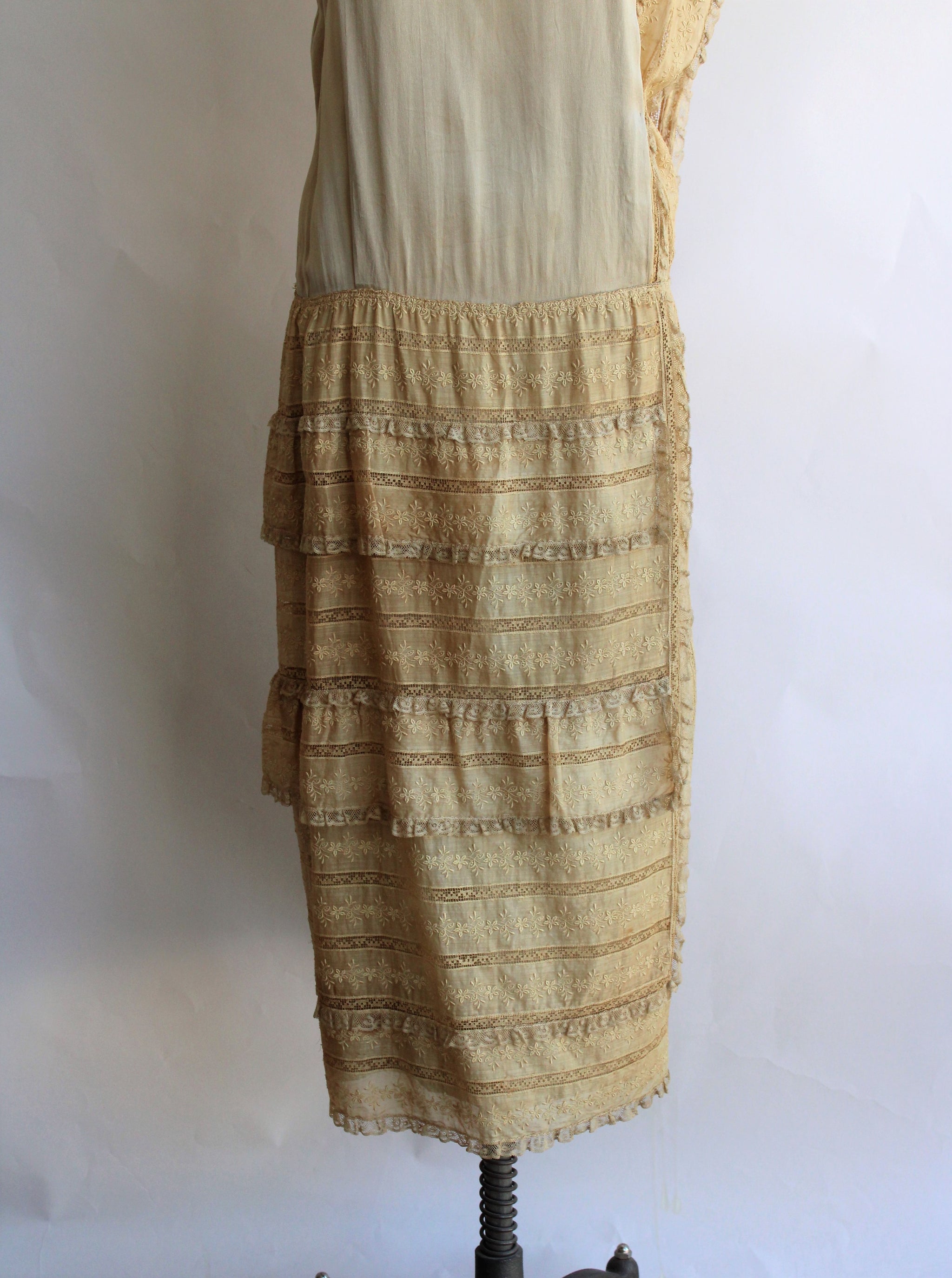 Vintage 1920s Gold Silk And Lace Flapper Dress With Drop Waist In Larg ...