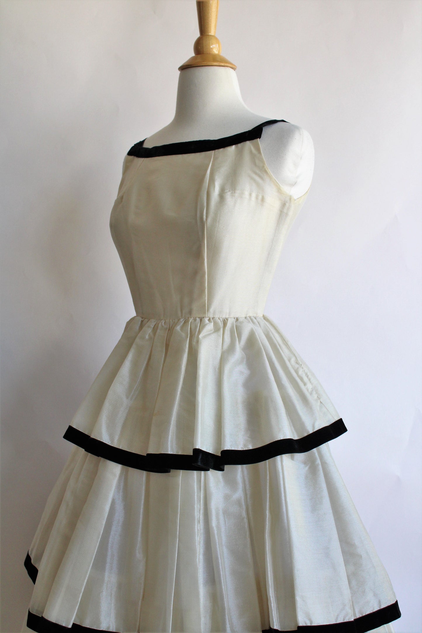 Vintage 1950s Fit and Flare Party Dress in Ivory with Black Velvet Trim