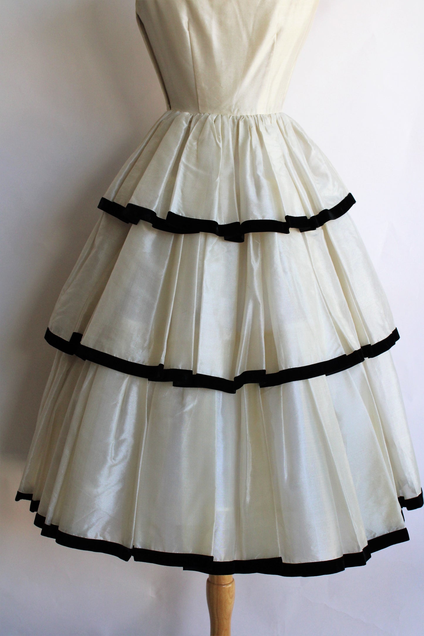 Vintage 1950s Fit and Flare Party Dress in Ivory with Black Velvet Trim