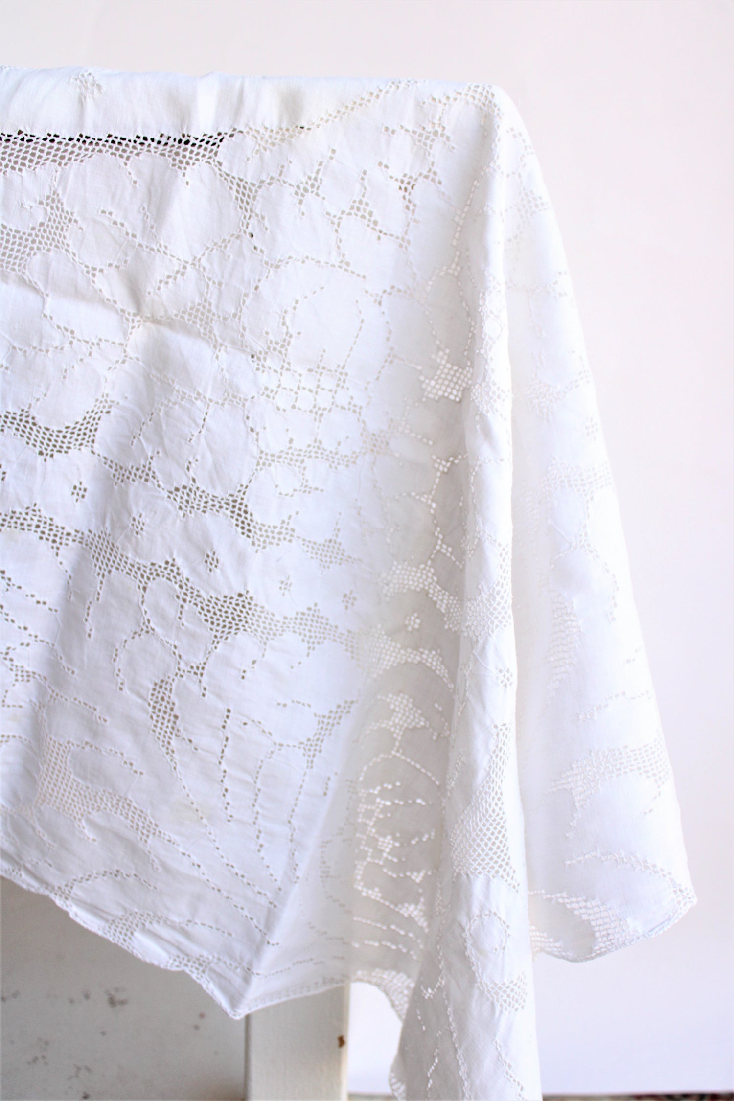 Vintage 1950s White Linen Cutwork Tablecloth