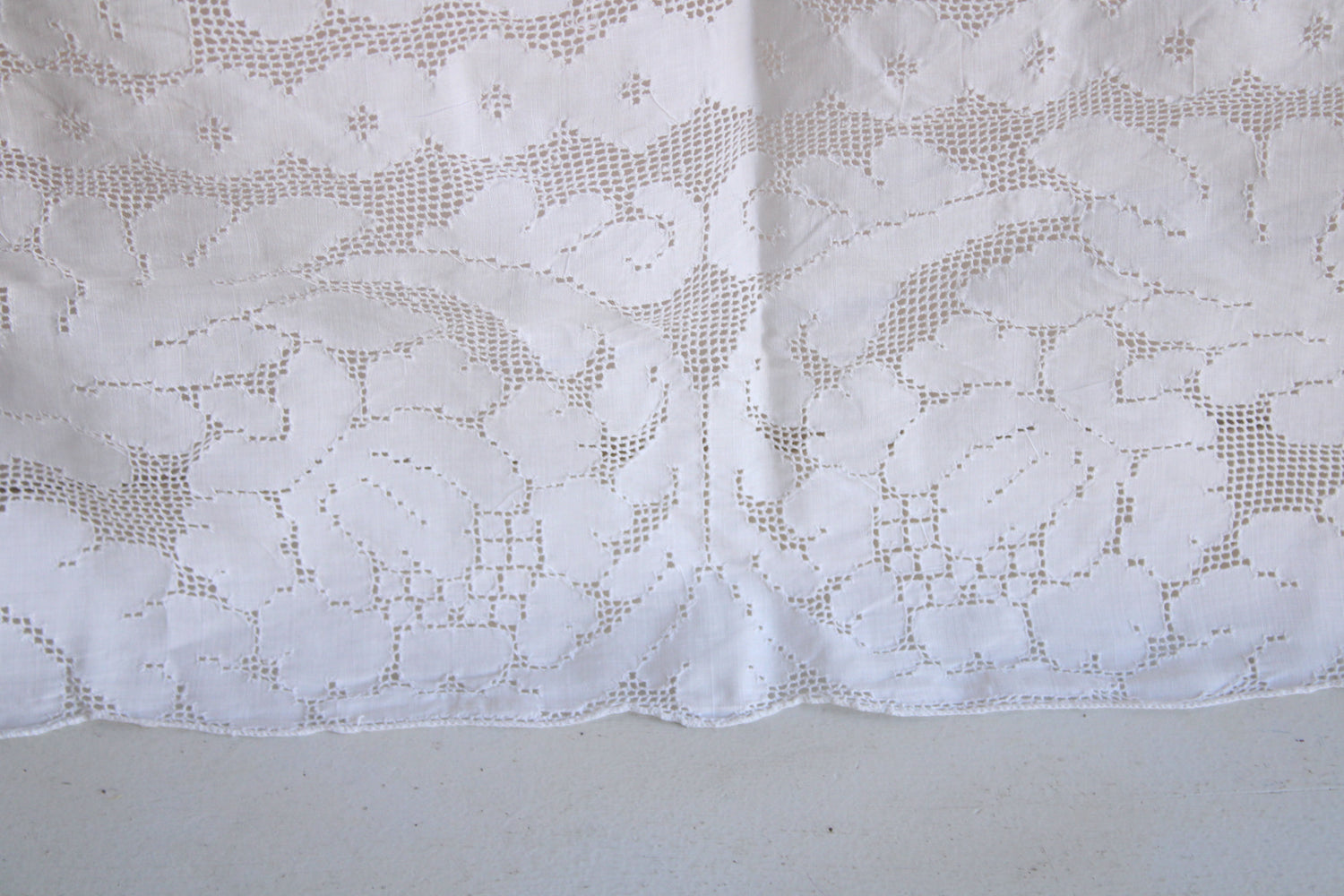 Vintage 1950s White Linen Cutwork Tablecloth