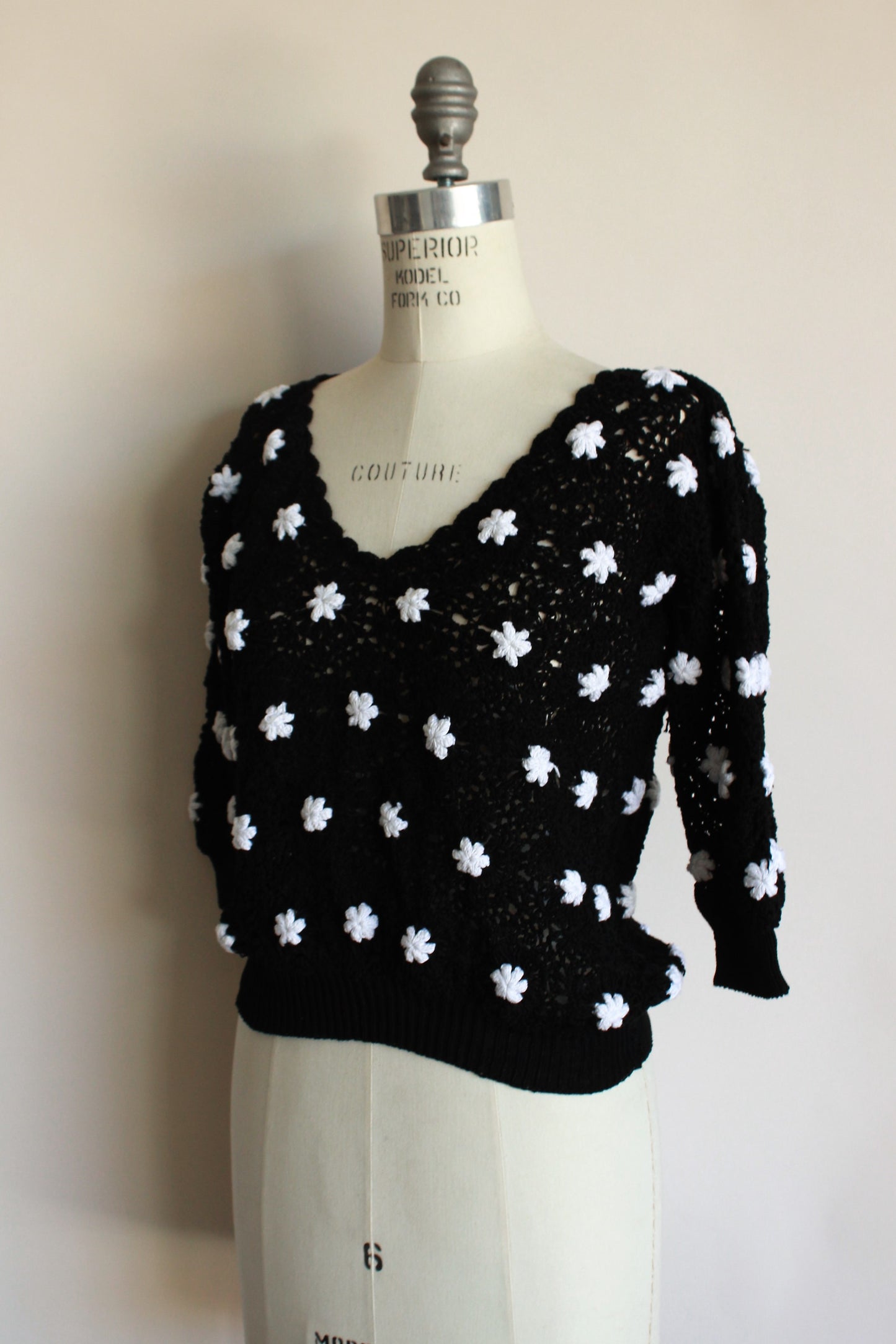 Vintaage 1980s Black Crochet Sweater With Daisies