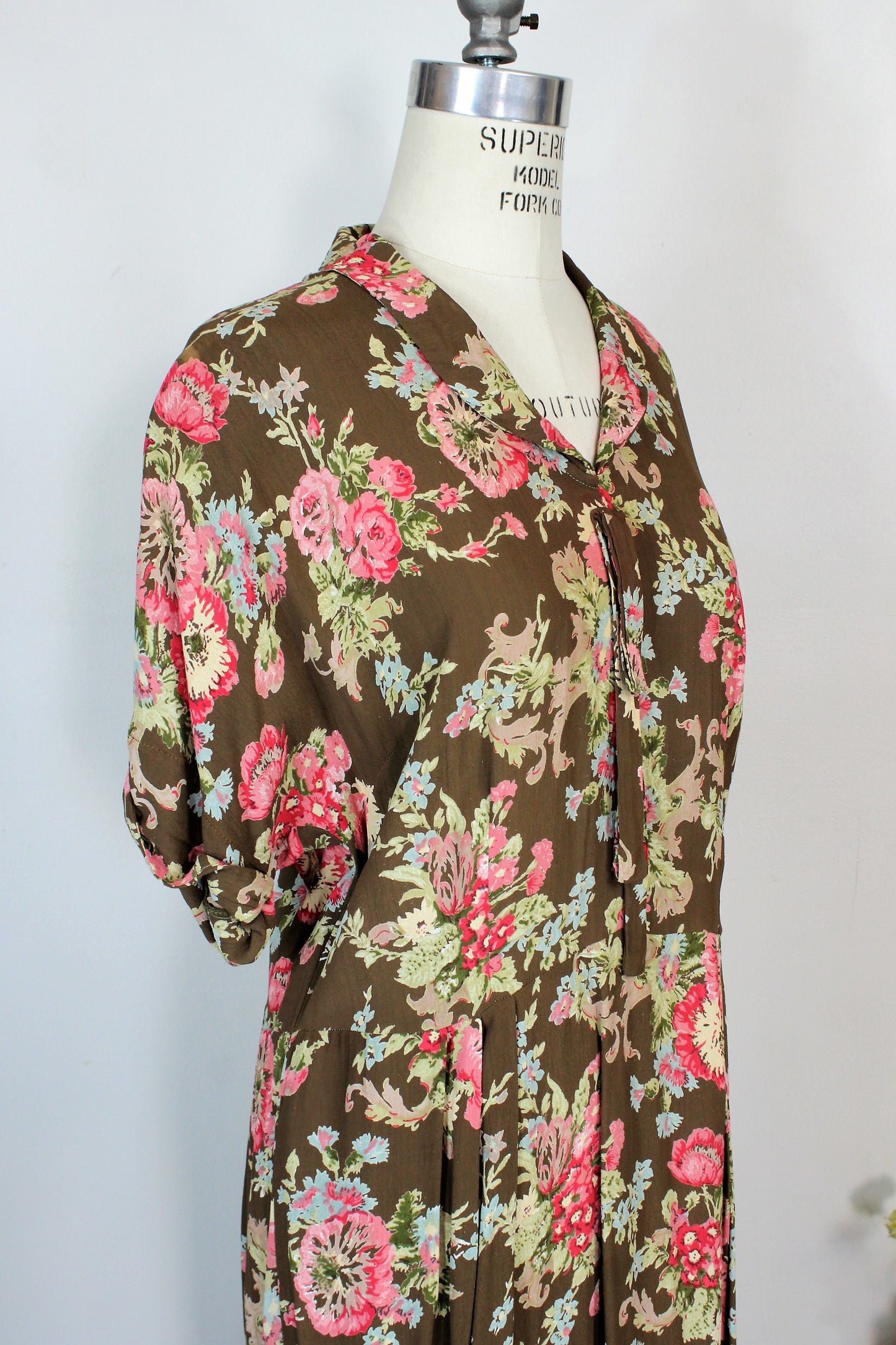 Vintage 1980s Does 1940s Floral Print Rayon Dress