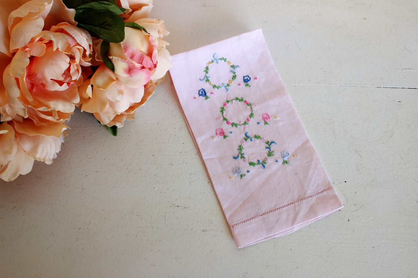 Vintage 1950s 1960s Pink Linen Embroidered  Fingertip Towel