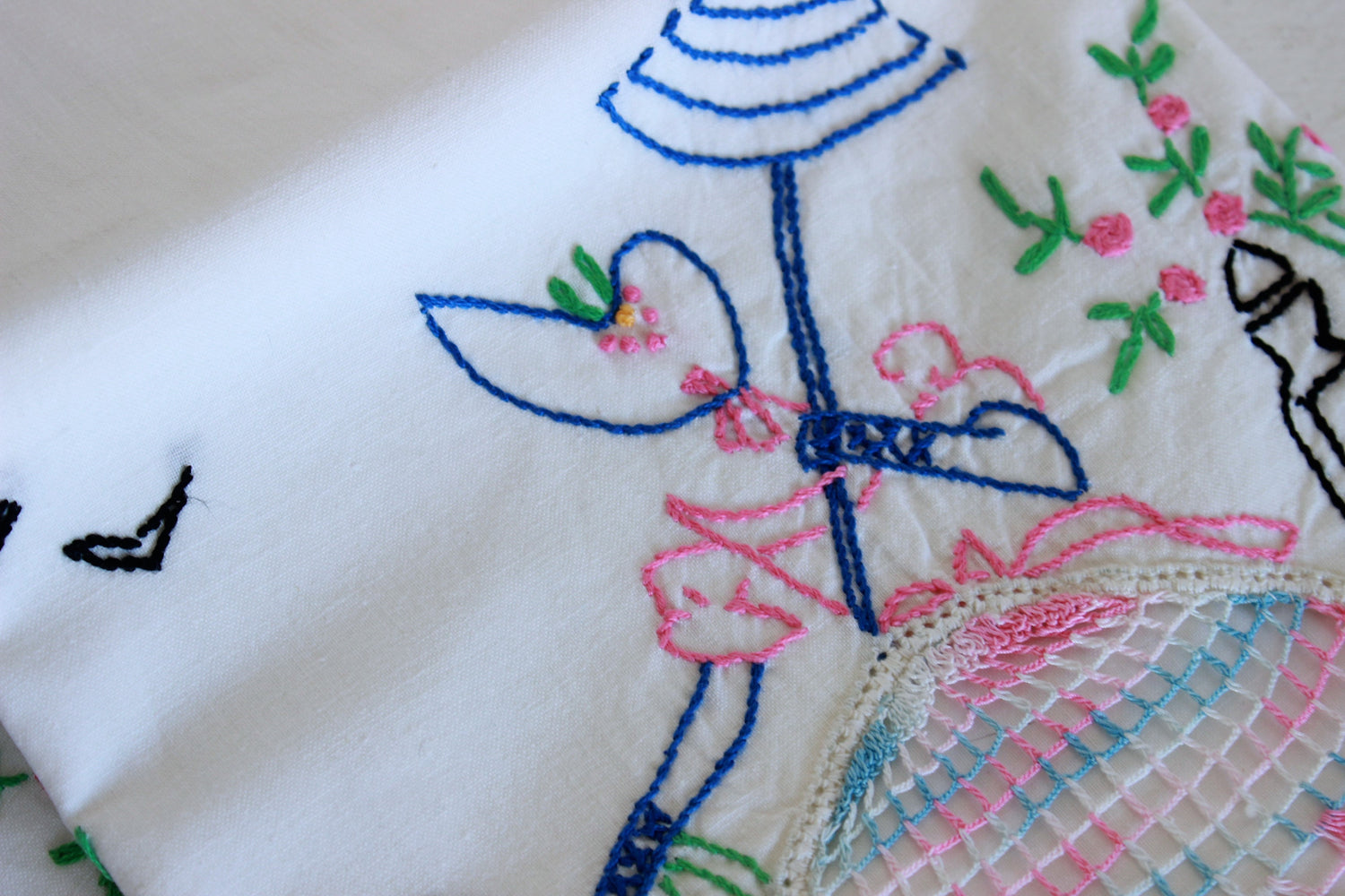 Vintage 1950s Set of Embroidered Pillowcases