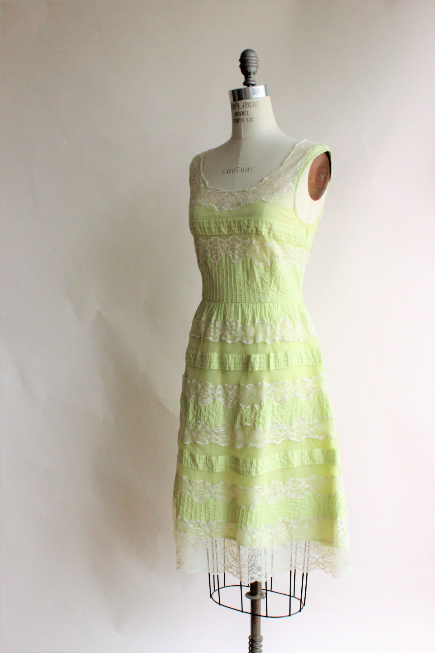 Lithe ( Anthropologie) in green with lace trim, Size 8