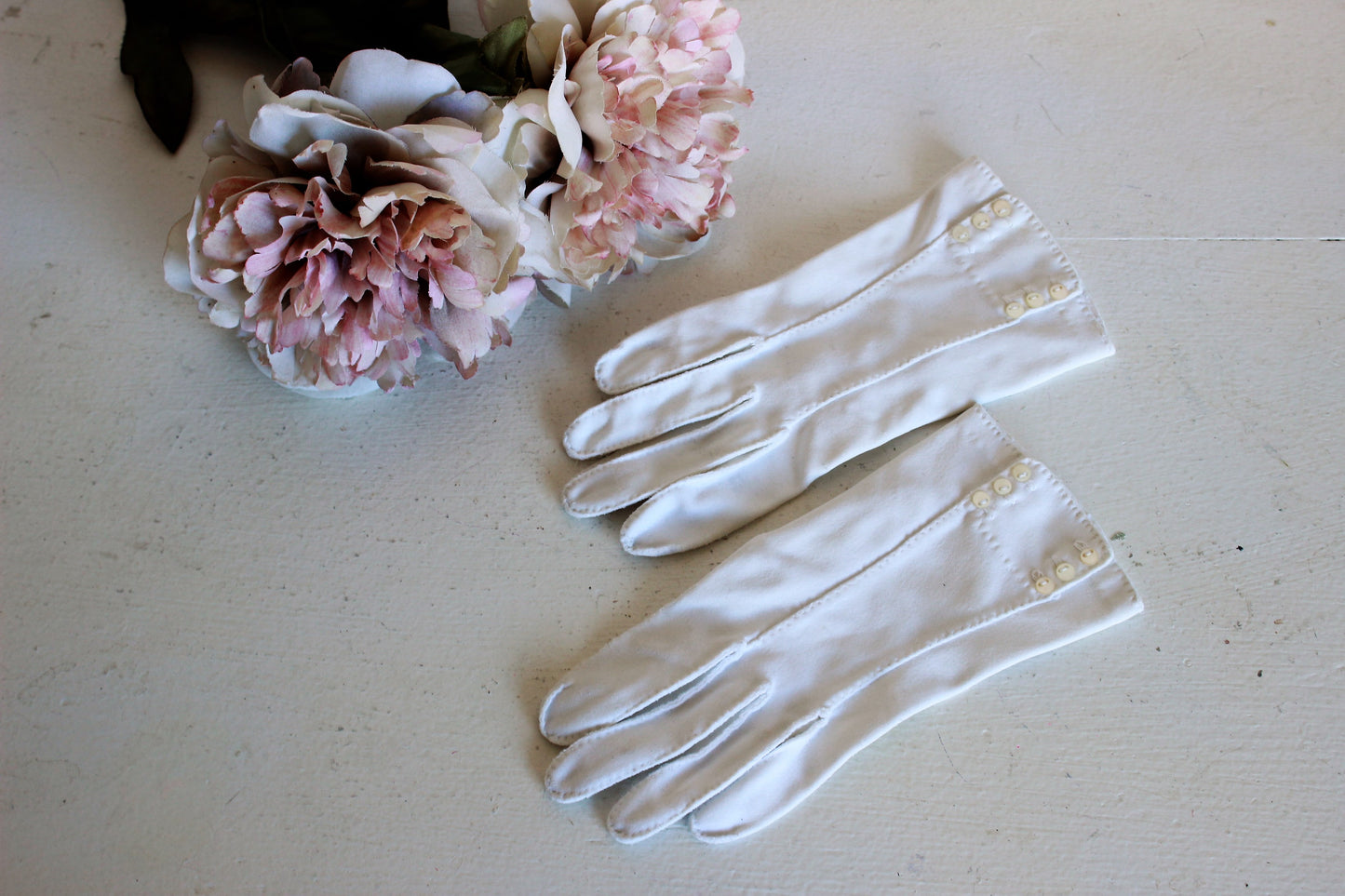 Vintage 1950s Wrist Length White Gloves With Buttons
