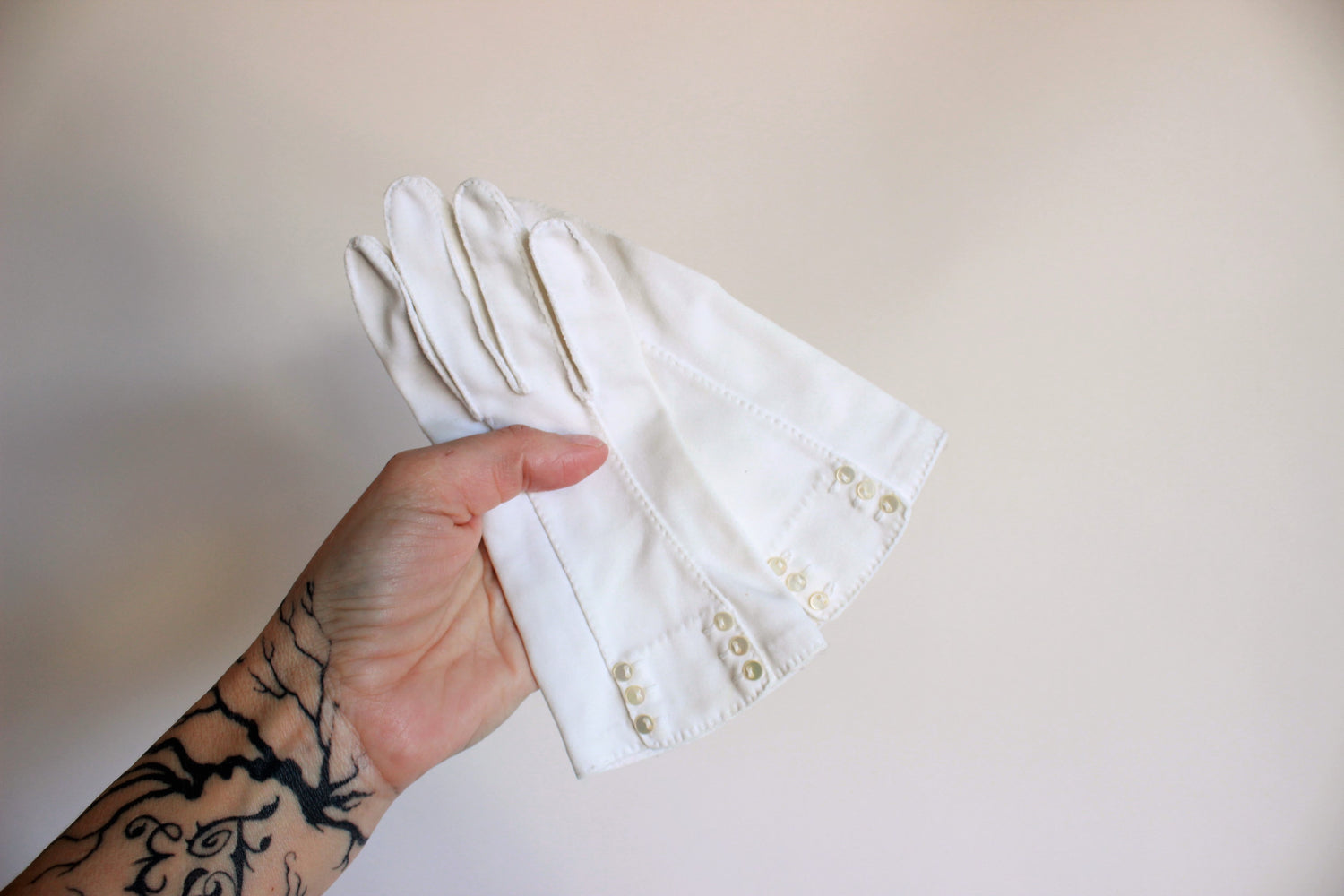 Vintage 1950s Wrist Length White Gloves With Buttons