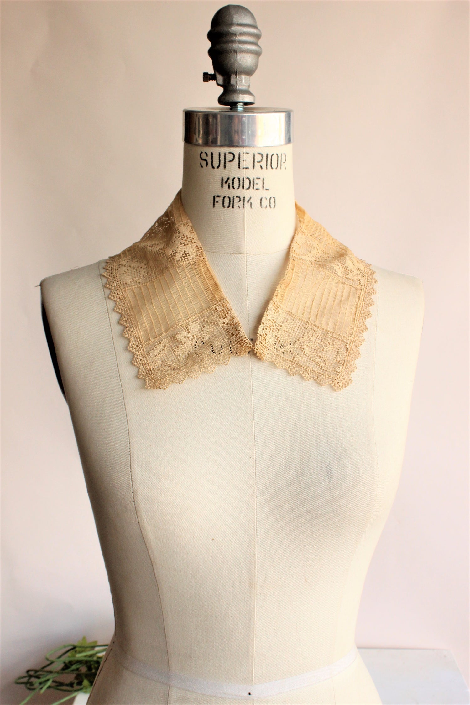 Antique 1920s Lace Collar in Honey Beige